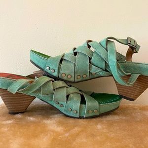 RARE DISCONTINUED Low Rules Janice Fluevog Heel